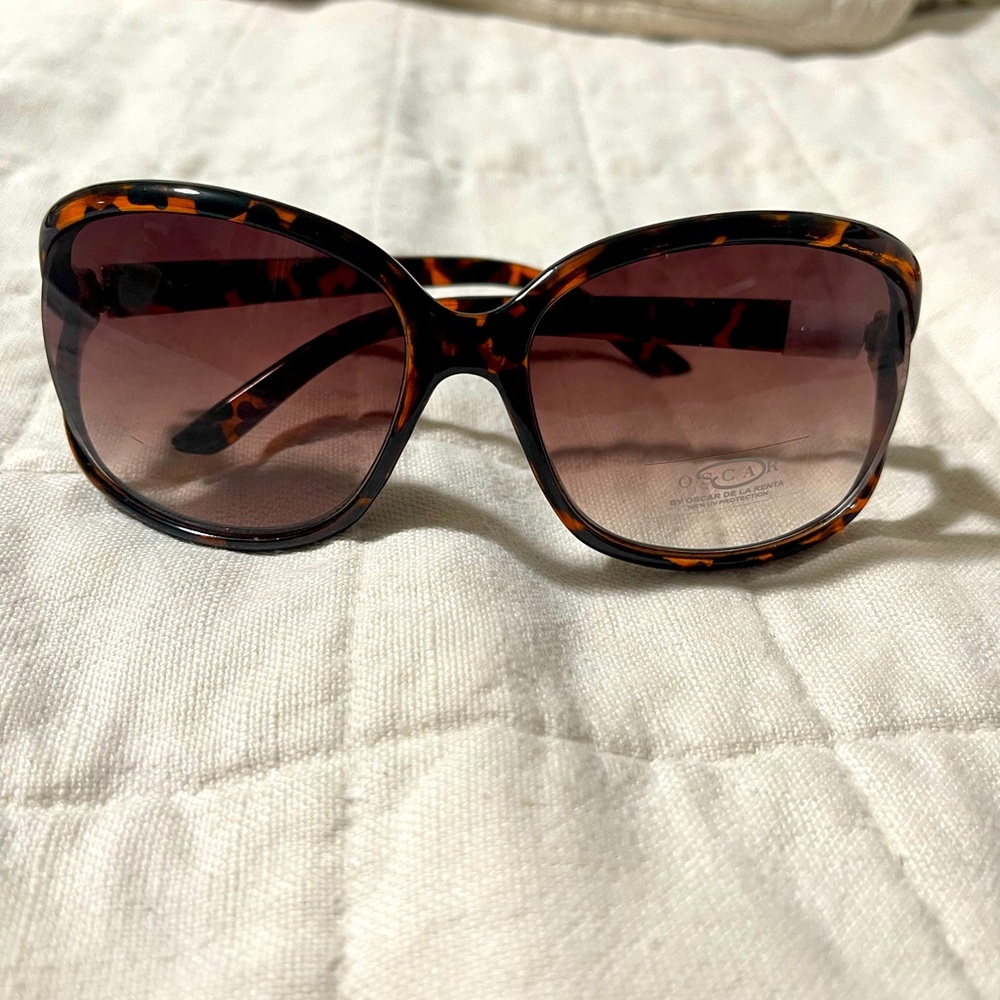 New Oscar de la Renta leopard print sunglasses